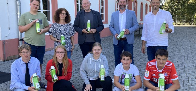 Westenergie schenkt der Schule Trinkflaschen